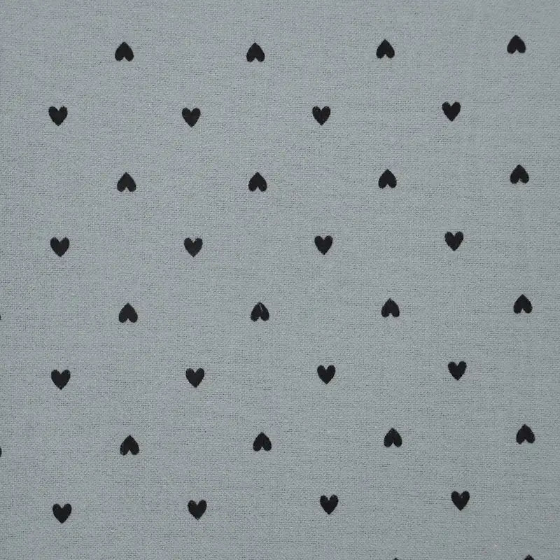 A light gray flanelle de coton à motifs cœurs au mètre by Longon Craft France-tissu flanelle imprimé, douillet et confortable, idéal pour pyjamas, couture et loisirs créatifs.