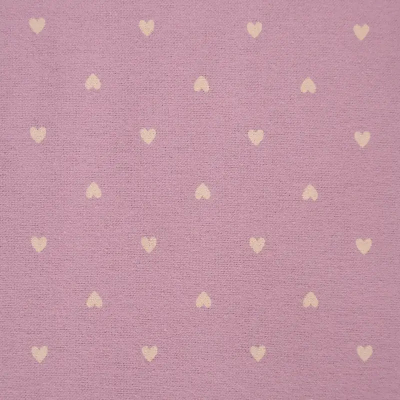 La Flanelle de coton à motifs cœurs de Longon Craft France est un tissu rose texturé avec des petits cœurs blancs, idéal pour le quilting, les pyjamas ou la couture créative. Cette flanelle imprimée, douce et confortable, est vendue au mètre.