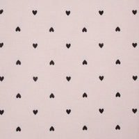 Une flanelle de coton à motifs cœurs rose tendre, vendue au mètre par Longon Craft France, présente un motif répétitif de petits cœurs noirs - idéal pour la couture douillette, le quilting et les projets de couture créatifs.