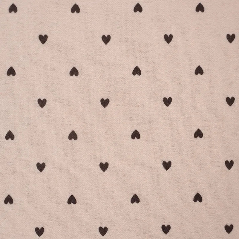 A beige flanelle de coton à motifs cœurs noirs de Longon Craft France, parfaite pour pyjamas ou projets créatifs, vendue au mètre. Tissu flanelle imprimé doux et confortable pour couture et loisirs créatifs.