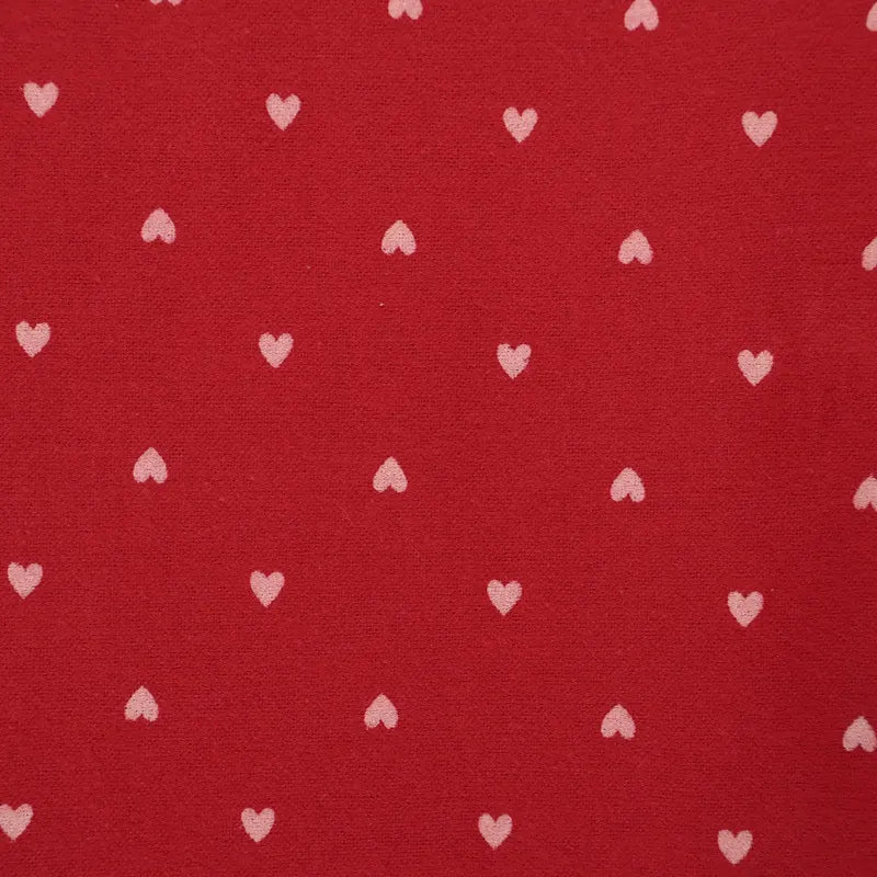 Flanelle de coton à motifs cœurs au mètre de Longon Craft France : tissu flanelle imprimé doux et confortable, idéal pour le quilting, la couture créative ou des pyjamas adorables.