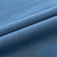 Gros plan sur Tissu en jean extensible au mètre de Longan Craft France, un tissu extensible en denim bleu clair (8 oz) plié en deux couches, montrant son tissage fin en diagonale et sa texture lisse et serrée, idéale pour les vêtements et les jeans.