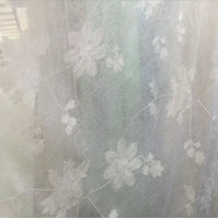 Tissu brodé floral en gaze de lin au mètre de Longan Craft France : tissu naturel et transparent, avec motifs floraux brodés, idéal pour vêtements.