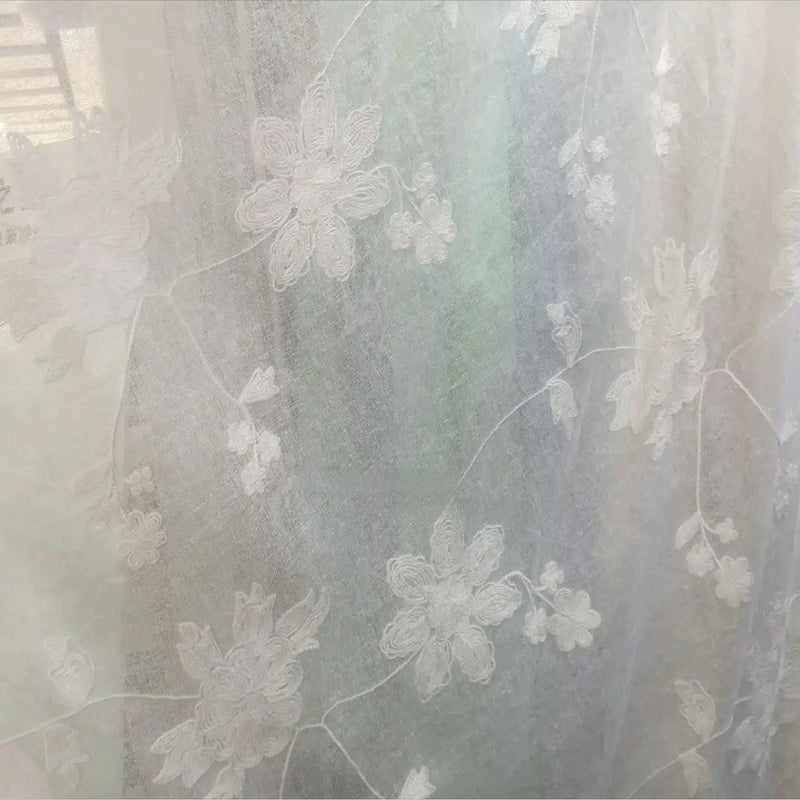 Tissu brodé floral en gaze de lin au mètre de Longan Craft France : tissu naturel et transparent, avec motifs floraux brodés, idéal pour vêtements.