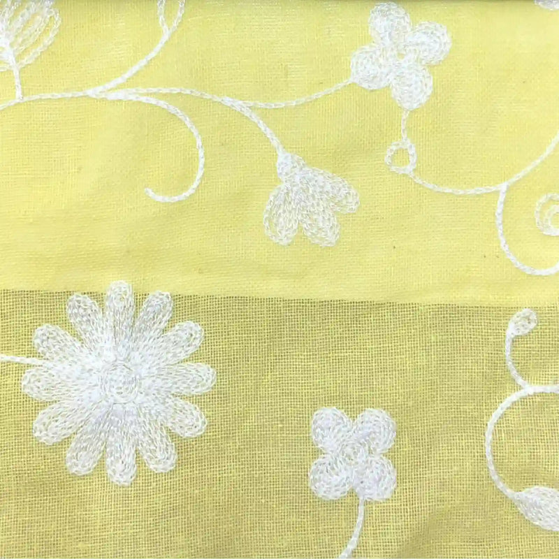 Le Tissu brodé floral en gaze de lin au mètre de Longan Craft France est un tissu de lin naturel et transparent avec des fleurs blanches brodées et des vignes tourbillonnantes - idéal pour les robes d'été ou les vêtements de bébé.