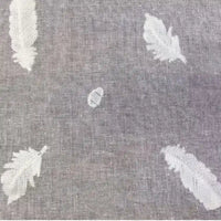 Le Tissu brodé floral en gaze de lin au mètre de Longan Craft France est un tissu naturel et transparent, parfait pour vêtements d'été ou créations bébé.