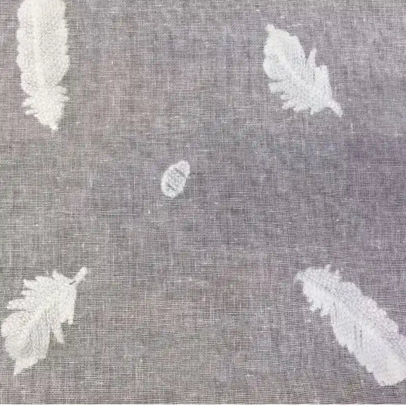 Le Tissu brodé floral en gaze de lin au mètre de Longan Craft France est un tissu naturel et transparent, parfait pour vêtements d'été ou créations bébé.
