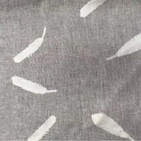 Gros plan sur le "Tissu brodé floral en gaze de lin au mètre" de Longan Craft France - un tissu en lin naturel et transparent, avec des motifs de plumes blanches dispersés dans différentes directions. Parfait pour les vêtements et les accessoires.
