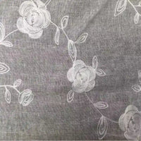 Tissu brodé floral en gaze de lin au mètre de Longan Craft France : linge naturel et transparent, décoré d'un motif floral blanc subtil de roses et feuilles, idéal pour vêtements d'été ou projets élégants.