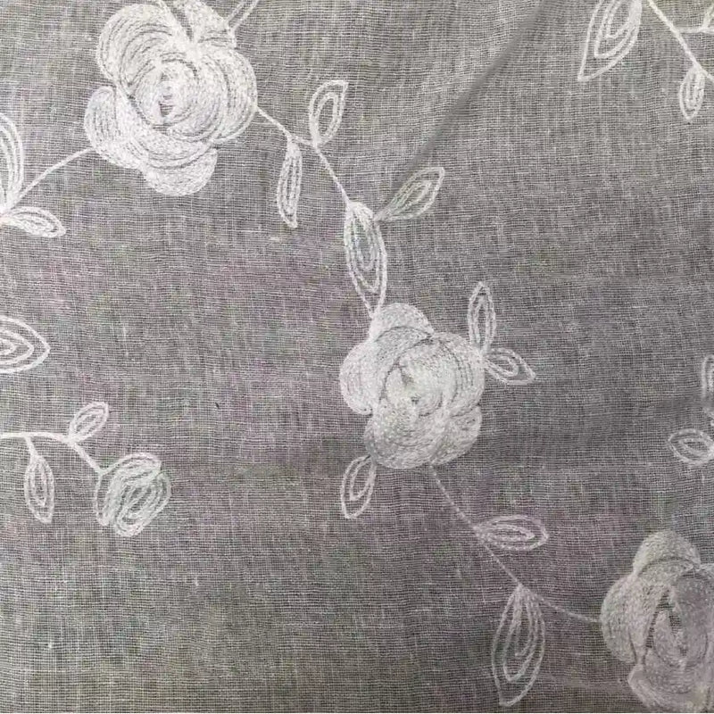 Tissu brodé floral en gaze de lin au mètre de Longan Craft France : linge naturel et transparent, décoré d'un motif floral blanc subtil de roses et feuilles, idéal pour vêtements d'été ou projets élégants.