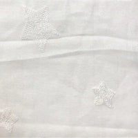 Le "Tissu brodé floral en gaze de lin au mètre" de Longan Craft France est un tissu de lin naturel et transparent avec de délicates broderies, idéal pour les vêtements de bébé ou comme tissu léger pour les robes d'été.