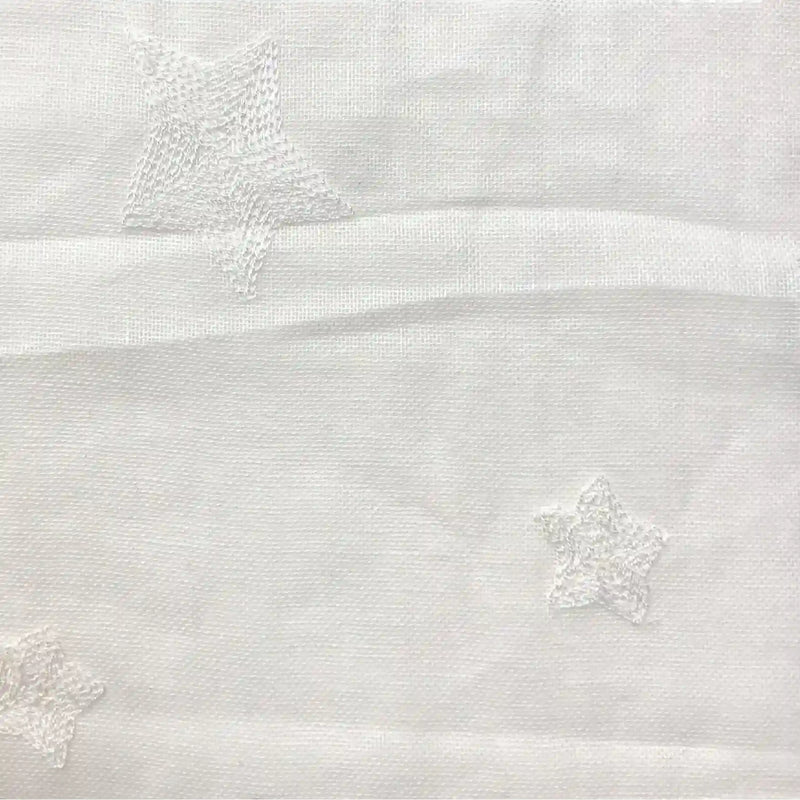 Le "Tissu brodé floral en gaze de lin au mètre" de Longan Craft France est un tissu de lin naturel et transparent avec de délicates broderies, idéal pour les vêtements de bébé ou comme tissu léger pour les robes d'été.