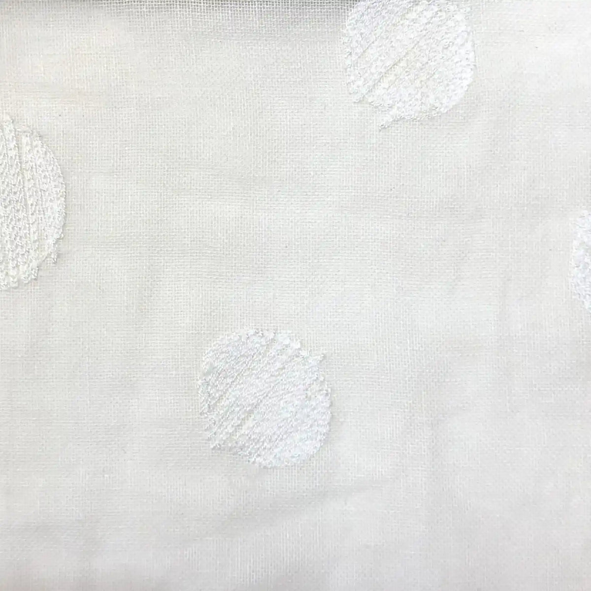 Tissu brodé floral en gaze de lin au mètre de Longan Craft France : tissu naturel et transparent, idéal pour vêtements d'été ou créations délicates. Parfait pour une robe légère ou du tissu bébé.