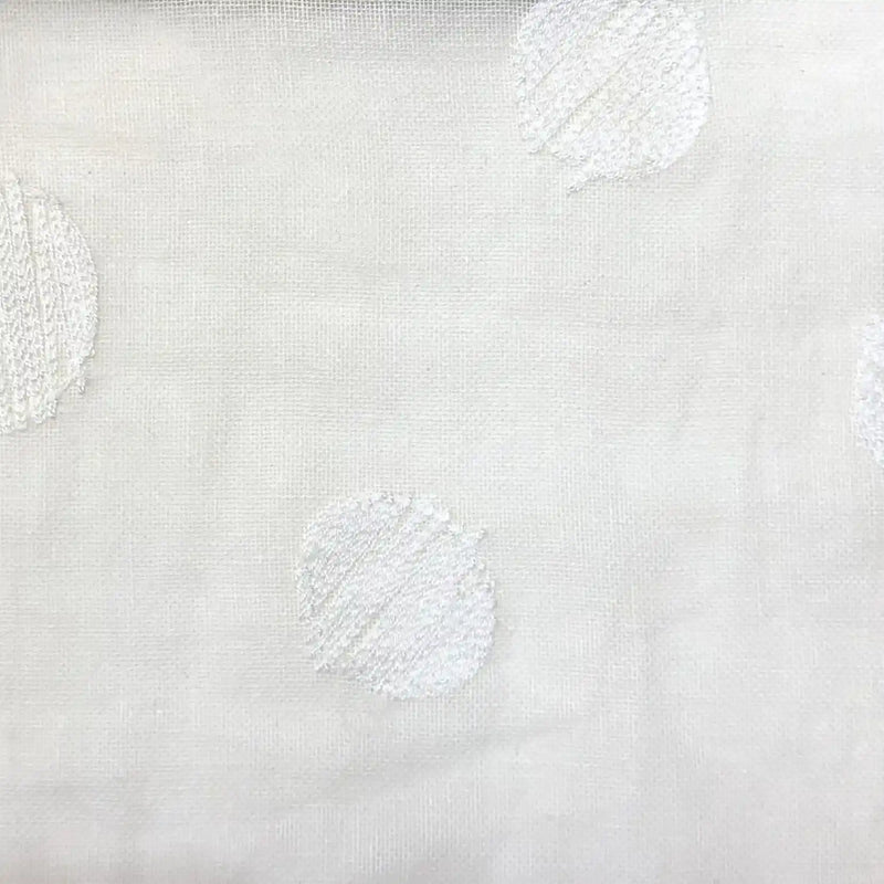 Tissu brodé floral en gaze de lin au mètre de Longan Craft France : tissu naturel et transparent, idéal pour vêtements d'été ou créations délicates. Parfait pour une robe légère ou du tissu bébé.