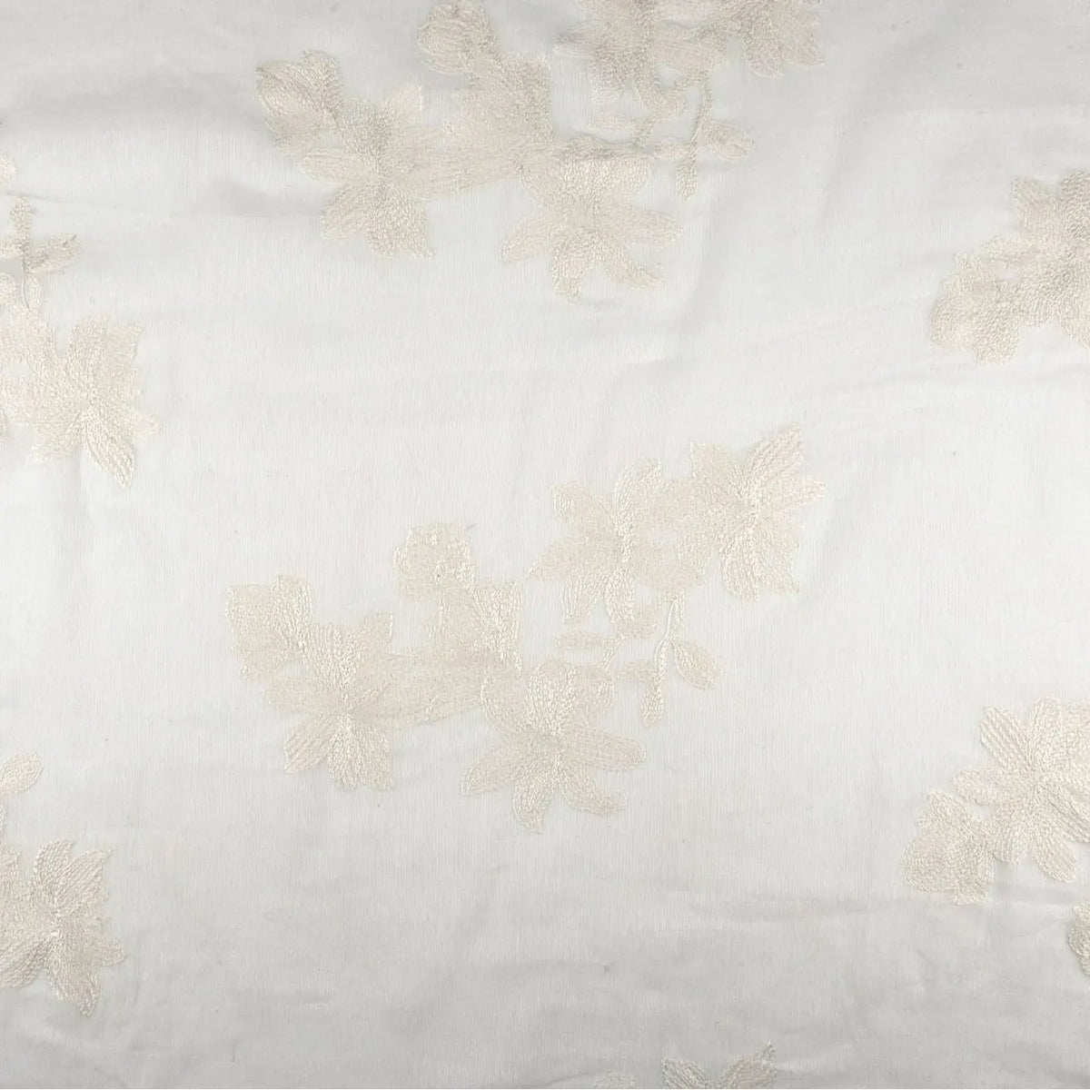 Gros plan sur le Tissu brodé floral en gaze de lin au mètre de Longan Craft France, un tissu de lin naturel et transparent avec une broderie florale subtile en relief - doux et idéal pour les vêtements de bébé.
