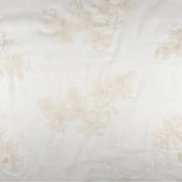 Gros plan sur le Tissu brodé floral en gaze de lin au mètre de Longan Craft France, un tissu de lin naturel et transparent avec une broderie florale subtile en relief - doux et idéal pour les vêtements de bébé.