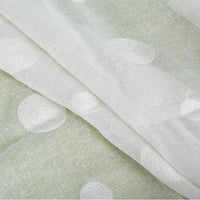 Gros plan sur Tissu brodé floral en gaze de lin au mètre de Longan Craft France, qui présente du lin naturel transparent avec de délicates broderies florales et des couches superposées - idéal pour les vêtements d'été.