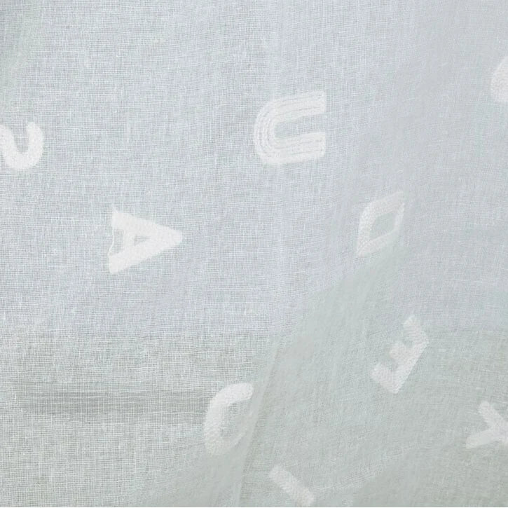 Le Tissu brodé floral en gaze de lin au mètre de Longan Craft France est un lin naturel transparent avec une broderie délicate - idéal pour les projets de bébé ou une robe d'été légère grâce à sa transparence raffinée.