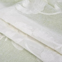 Gros plan sur Tissu brodé floral en gaze de lin au mètre de Longan Craft France : un tissu naturel, fin et transparent, à motif floral subtil-idéal pour vêtements d'été élégants ou habits de bébé.
