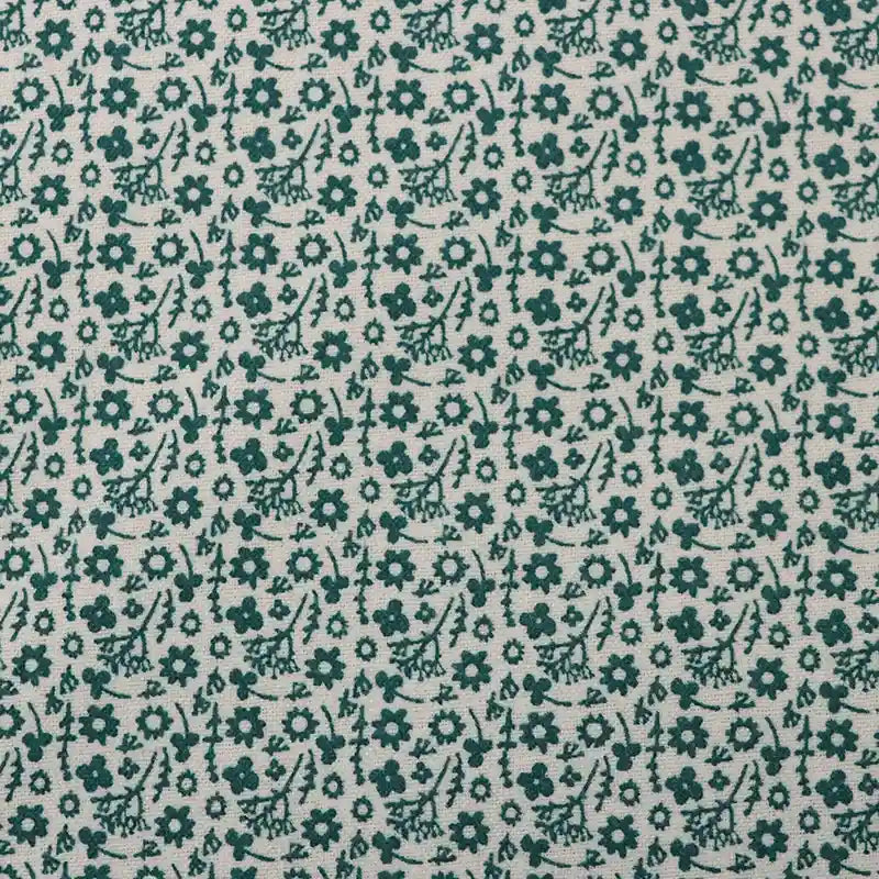 La Flanelle de coton fleurie au mètre de Longan Craft France présente un motif floral doux et dense dans des couleurs automnales sur fond beige - parfait pour coudre des peignoirs, des vêtements et des projets de bricolage créatifs.
