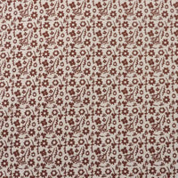 Un gros plan de la Flanelle de coton fleurie au mètre de Longan Craft France montre un motif floral automnal répétitif avec de petites fleurs et feuilles brunes sur fond crème, parfait pour coudre des robes, des vêtements et des travaux manuels.