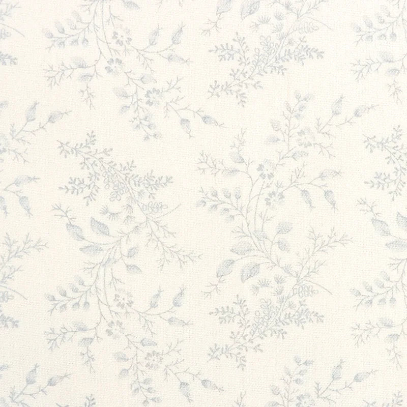 Flanelle de coton fleurie au mètre de Longan Craft France : motif subtil à petites branches, feuilles et baies gris pâle sur fond beige, idéal pour couture de robes, vêtements ou loisirs créatifs.