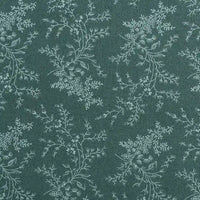 Gros plan sur la Flanelle de coton fleurie au mètre de Longan Craft France : fond vert foncé avec un motif feuillu vert clair répété, idéal pour les peignoirs, les vêtements d'hiver et les projets de couture créatifs.