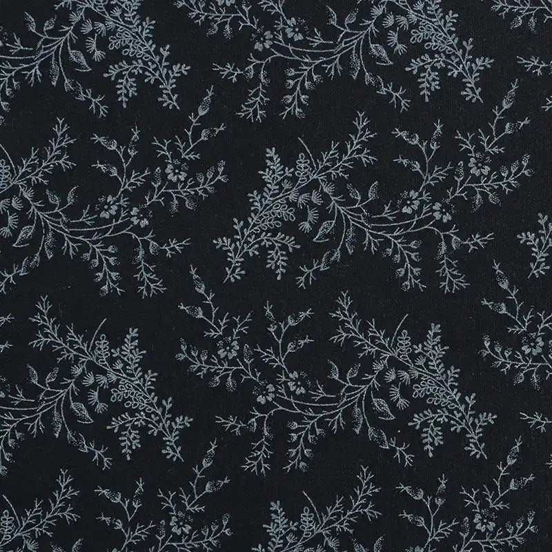 Flanelle de coton fleurie au mètre de Longan Craft France : tissu flanelle imprimé d'un motif botanique bleu clair sur fond noir, idéal pour robes et vêtements d'hiver élégants ou projets créatifs.