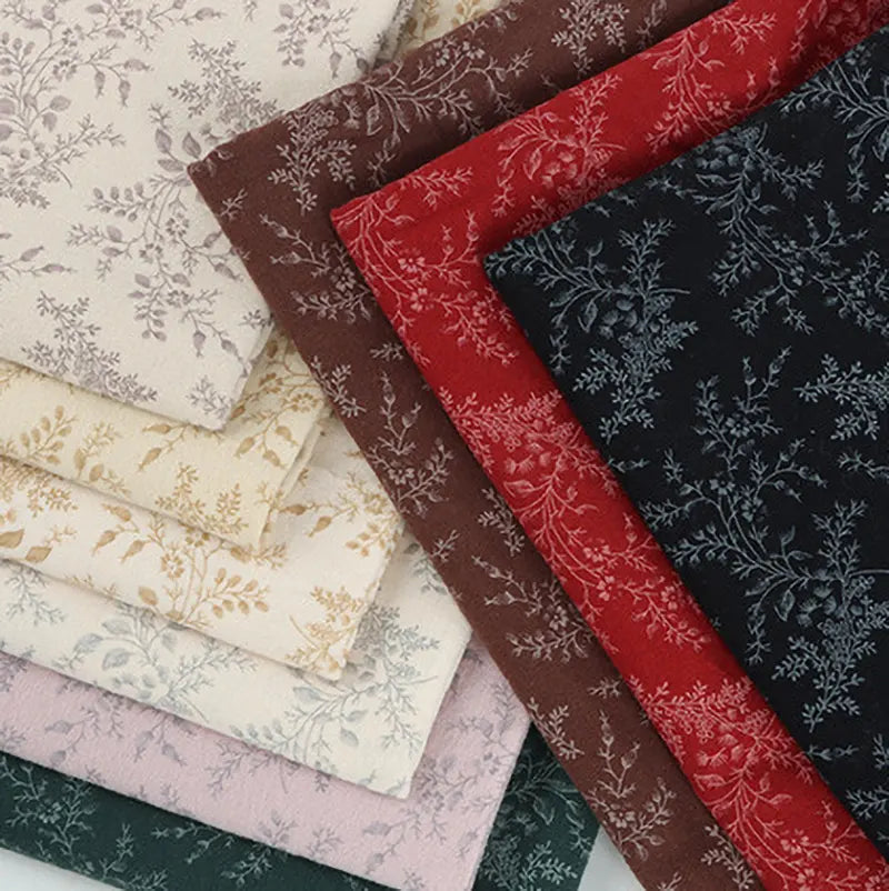 Découvrez la Flanelle de coton fleurie au mètre de Longan Craft France - une flanelle de coton colorée imprimée en automne, idéale pour coudre des robes, des vêtements et des projets créatifs. Parfait comme tissu d'ameublement ou tissu fleuri pour une décoration élégante.