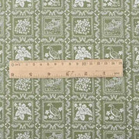 Une règle en bois est posée sur la "Flanelle de coton fleurie au mètre" de Longan Craft France, un tissu de flanelle de coton imprimé en automne avec des motifs floraux et pastoraux, idéal pour les robes, les vêtements et les projets de couture créatifs.