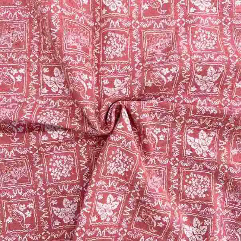 Flanelle de coton fleurie au mètre par Longan Craft France : tissu flanelle imprimé coloré d'automne, idéal pour robes, vêtements et loisirs créatifs. Motif floral blanc sur fond rose avec effet légèrement froissé.