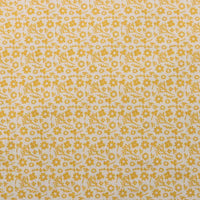 Un gros plan de la Flanelle de coton fleurie au mètre de Longan Craft France montre son tissu beige clair avec de petites fleurs et feuilles jaunes dans un motif automnal régulièrement espacé, parfait pour coudre des robes, des vêtements ou des travaux créatifs.