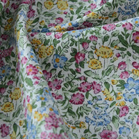 Popeline de coton à fleurs au mètre de Longan Craft France : tissu 100 % coton imprimé floral, doux et coloré, idéal pour quilting, nappes, robes et chemises. Léger et souple, avec motifs fleuris multicolores sur fond clair.