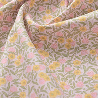 Un gros plan de Popeline de coton à fleurs au mètre de Longan Craft France montre son impression florale douce et lisse - tissu idéal pour le quilting, les langes, les peignoirs et les chemises.