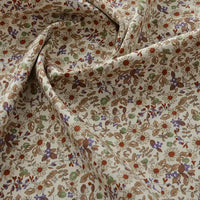 Gros plan sur Popeline de coton à fleurs au mètre de Longan Craft France, un tissu doux et léger 100 % coton avec un imprimé floral délicat, idéal pour le quilting, les nappes, les robes et les chemises.
