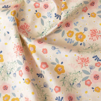 Gros plan sur la Popeline de coton à fleurs au mètre de Longan Craft France, un tissu floral 100 % coton avec des fleurs roses, jaunes et bleues et des feuilles vertes sur une popeline claire. Doux et légèrement froissé, il est idéal pour le quilting, les nappes, les robes et les chemises.