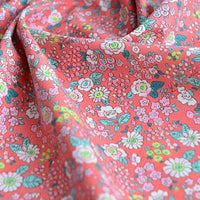 Un gros plan de Popeline de coton à fleurs au mètre de Longan Craft France montre son imprimé floral doux 100% coton, idéal pour le quilting, les nappes, les robes ou les chemises - parfait pour les projets de couture créatifs.