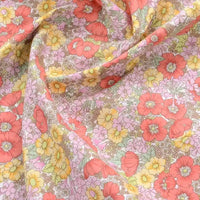 Popeline de coton à fleurs au mètre de Longan Craft France : tissu 100 % coton imprimé floral avec fleurs roses, rouges, jaunes et violettes, feuilles vertes sur fond clair. Doux, idéal pour quilting, nappes, robes ou chemises.