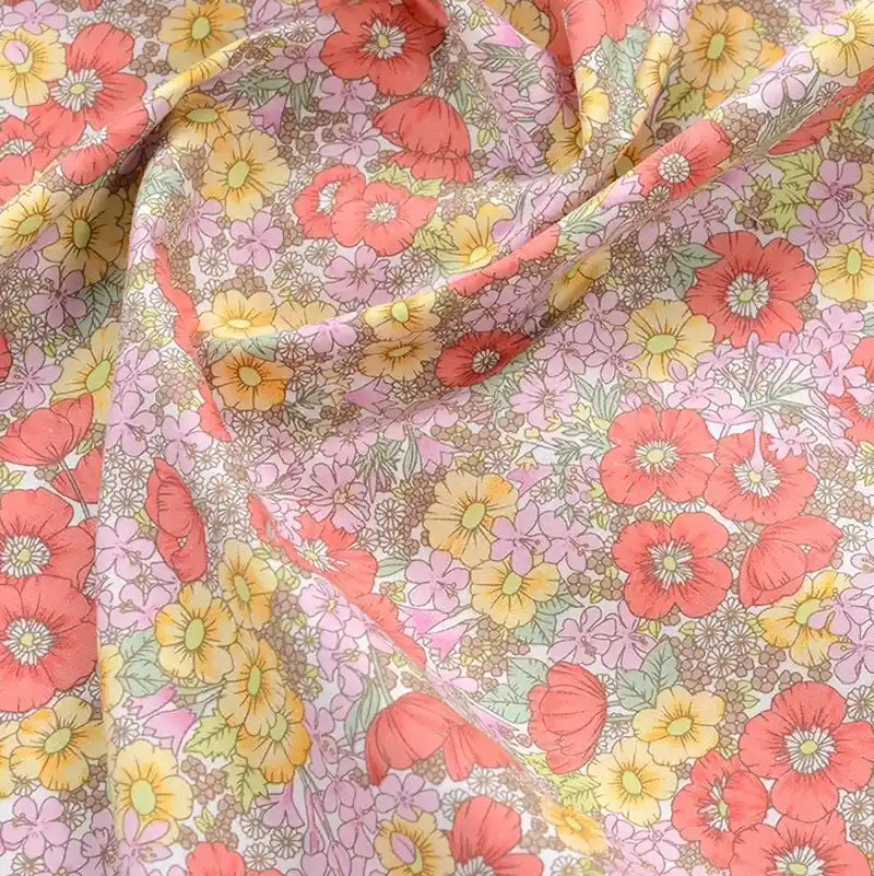 Popeline de coton à fleurs au mètre de Longan Craft France : tissu 100 % coton imprimé floral avec fleurs roses, rouges, jaunes et violettes, feuilles vertes sur fond clair. Doux, idéal pour quilting, nappes, robes ou chemises.