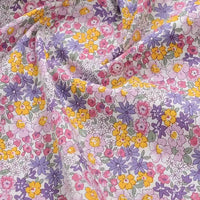 Popeline de coton à fleurs au mètre de Longan Craft France : tissu doux 100% coton, imprimé floral aux petites fleurs roses, jaunes et violettes sur fond clair, idéal pour quilting, nappes, robes ou chemises.