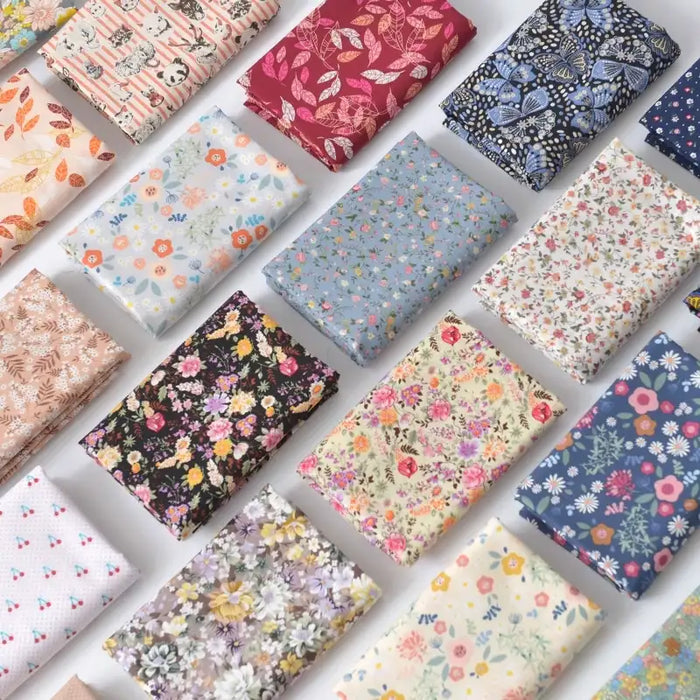 Popeline de coton à fleurs par Longan Craft France : tissu 100% coton imprimé floral en couleurs vives (rose, rouge, bleu, noir, jaune, blanc), parfait pour quilting, nappes, robes et chemises.
