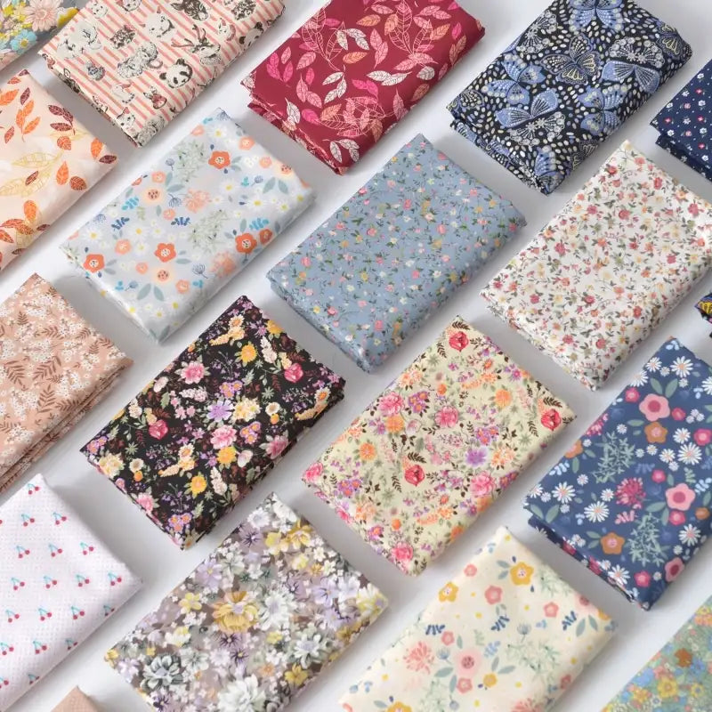Popeline de coton à fleurs par Longan Craft France : tissu 100% coton imprimé floral en couleurs vives (rose, rouge, bleu, noir, jaune, blanc), parfait pour quilting, nappes, robes et chemises.