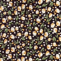 Vue détaillée du Tissu seersucker fleuri au mètre de Longan Craft France, un coton léger de style vintage avec un motif floral dense jaune et blanc sur fond noir, avec des feuilles vertes et une finition froissée.