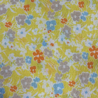 Le Tissu seersucker imprimé floral au mètre de Longan Craft France est un coton léger et respirant qui présente un motif dense de fleurs bleues, orange et beiges sur un fond jaune pour un look vintage vibrant.