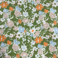 Découvrez le tissu Longan Craft France seersucker imprimé floral au mètre : un seersucker coton gaufré à motif fleurs vintage sur fond vert olive, avec des touches d'orange, bleu clair, rose pâle et blanc, ainsi que des tiges et feuilles vertes.