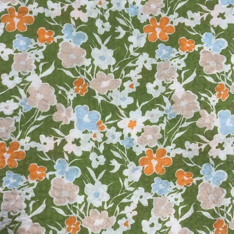 Découvrez le tissu Longan Craft France seersucker imprimé floral au mètre : un seersucker coton gaufré à motif fleurs vintage sur fond vert olive, avec des touches d'orange, bleu clair, rose pâle et blanc, ainsi que des tiges et feuilles vertes.