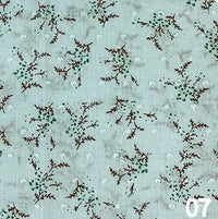Tissu voile jacquard plumetis floral au mètre par Longan Craft France : motif bleu clair avec petites branches brunes, feuilles vertes, fleurs blanches et touches gris clair sur fond de coton. Le chiffre "07" est en bas à droite.