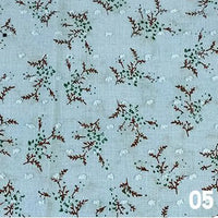 Tissu voile jacquard plumetis floral au mètre de Longan Craft France, bleu clair avec motifs branches marron, feuilles vertes et points blancs. Idéal pour robes d'été. Le numéro "05" est en blanc en bas à droite.