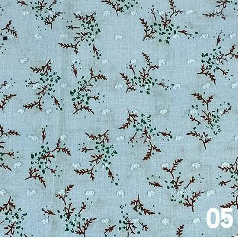Tissu voile jacquard plumetis floral au mètre de Longan Craft France, bleu clair avec motifs branches marron, feuilles vertes et points blancs. Idéal pour robes d'été. Le numéro "05" est en blanc en bas à droite.