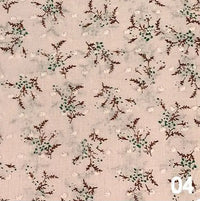 Tissu voile jacquard plumetis floral au mètre de Longan Craft France, beige clair avec branches brunes, feuilles vertes et petites fleurs blanches-parfait pour robes d'été. "04" en blanc en bas à droite.